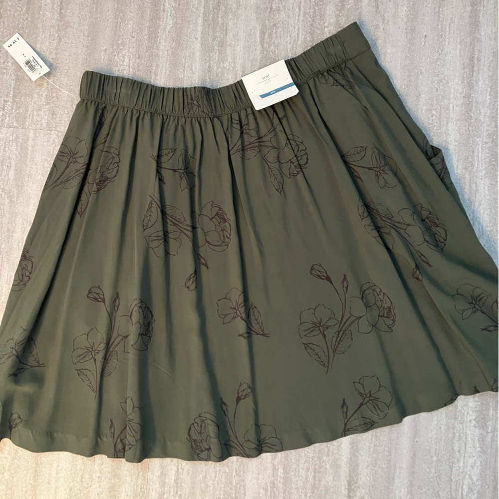 Old Navy green floral skirt